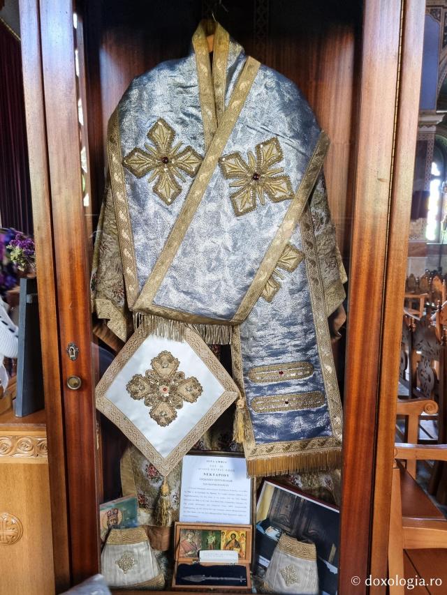 Veșmânt arhieresc ce a aparținut Sfântului Ierarh Nectarie - Catedrala Mitropolitană din Chios – locul unde a fost hirotonit diacon Sfântul Ierarh Nectarie