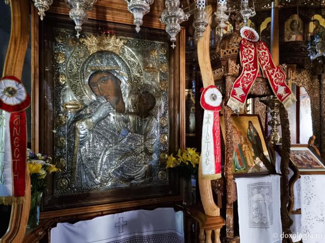 Icoana Maicii Domnului „Mângâietoarea” (Paramythia) de la Mănăstirea „Sfântul Nicodim Aghioritul” din Goumenissa, Grecia