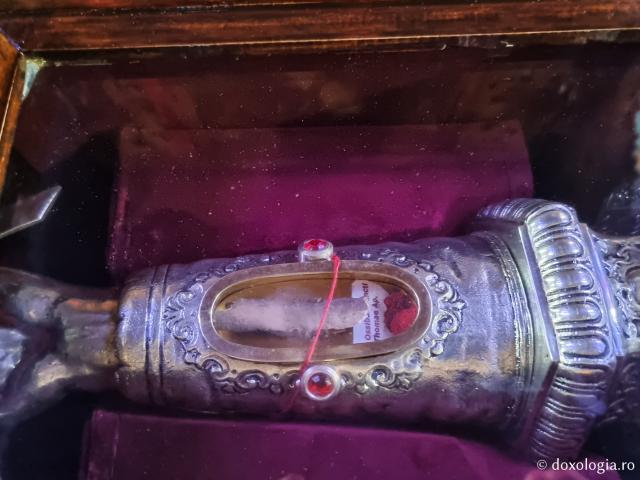 Moaștele Sfântului Apostol Toma - Catedrala Mitropolitană din Chios – locul unde a fost hirotonit diacon Sfântul Ierarh Nectarie