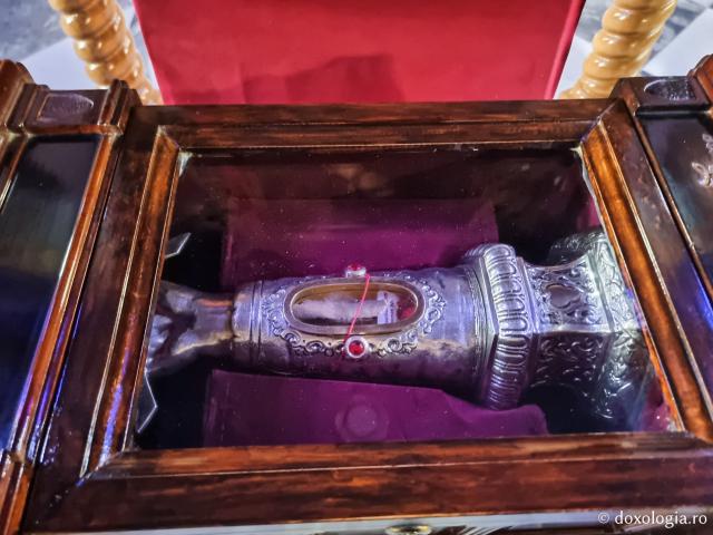 Moaștele Sfântului Apostol Toma - Catedrala Mitropolitană din Chios – locul unde a fost hirotonit diacon Sfântul Ierarh Nectarie