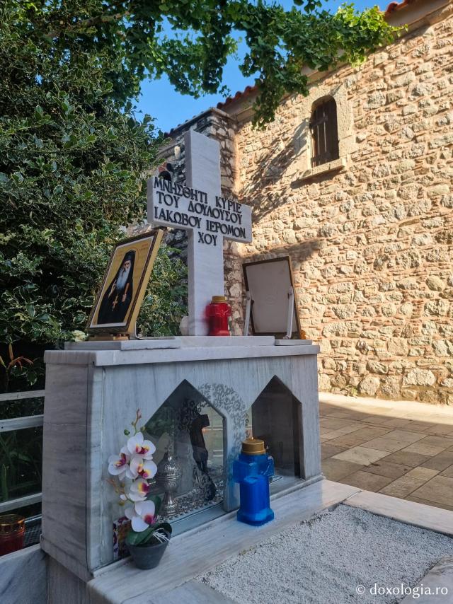 Pași de pelerin la mormântul Sfântului Cuvios Iacov Tsalikis