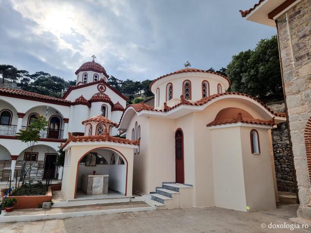 Mormântul Sfântului Cuvios Pahomie din Chios - Pași de pelerin la Mănăstirea „Sfinților Părinți” din Insula Chios, Grecia
