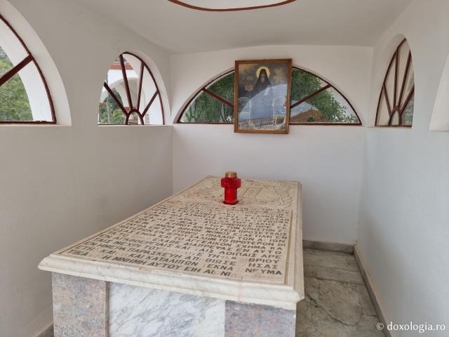 Mormântul Sfântului Cuvios Pahomie din Chios, duhovnicul Sfântul Ierarh Nectarie și al Sfântului Cuvios Antim
