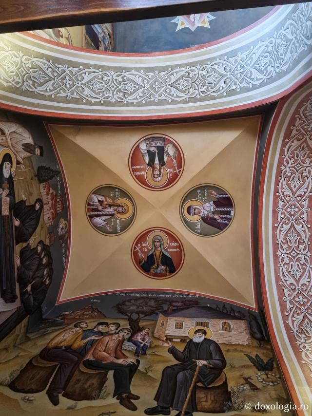Scene din viața Sfântului Paisie Aghioritul și a Sfântului Arsenie Capadocianul în biserica mănăstirii de la Suroti