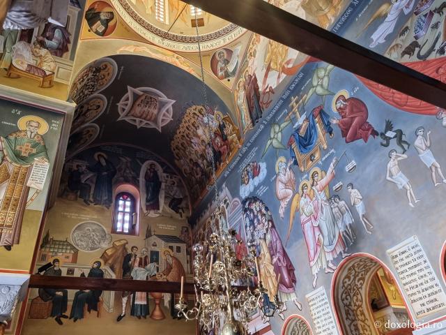 Scene din viața Sfântului Paisie Aghioritul și a Sfântului Arsenie Capadocianul în biserica mănăstirii de la Suroti