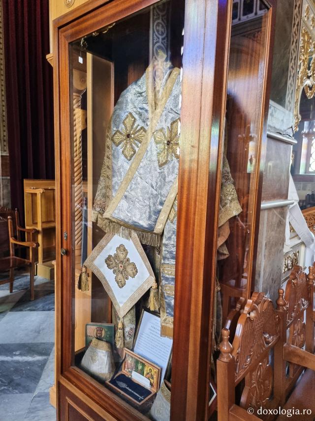 Veșmânt arhieresc al Sfântului Ierarh Nectarie – Catedrala Mitropolitană din Chios / Foto: Magda Buftea Veșmânt arhieresc al Sfântului Ierarh Nectarie – Catedrala Mitropolitană din Chios