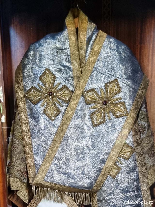Veșmânt arhieresc al Sfântului Ierarh Nectarie – Catedrala Mitropolitană din Chios / Foto: Magda Buftea Veșmânt arhieresc al Sfântului Ierarh Nectarie – Catedrala Mitropolitană din Chios
