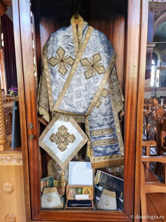 Veșmânt arhieresc al Sfântului Ierarh Nectarie – Catedrala Mitropolitană din Chios / Foto: Magda Buftea Veșmânt arhieresc al Sfântului Ierarh Nectarie – Catedrala Mitropolitană din Chios