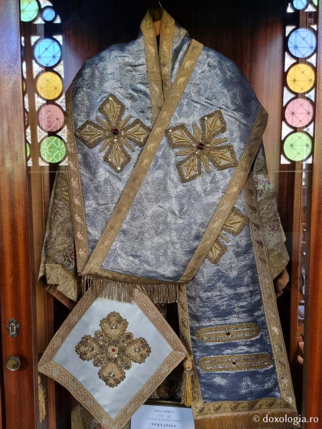 Veșmânt arhieresc al Sfântului Ierarh Nectarie – Catedrala Mitropolitană din Chios / Foto: Magda Buftea Veșmânt arhieresc al Sfântului Ierarh Nectarie – Catedrala Mitropolitană din Chios