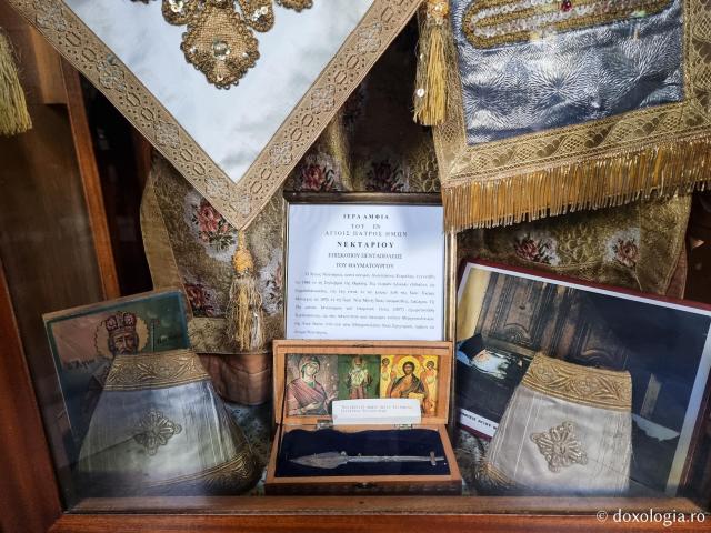 Veșmânt arhieresc al Sfântului Ierarh Nectarie – Catedrala Mitropolitană din Chios / Foto: Magda Buftea Veșmânt arhieresc al Sfântului Ierarh Nectarie – Catedrala Mitropolitană din Chios