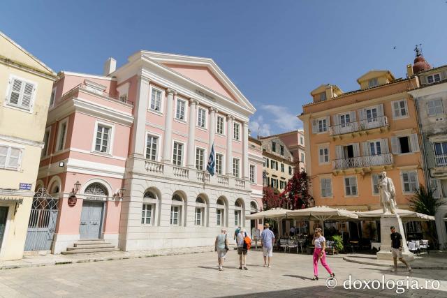 La pas prin Corfu Town