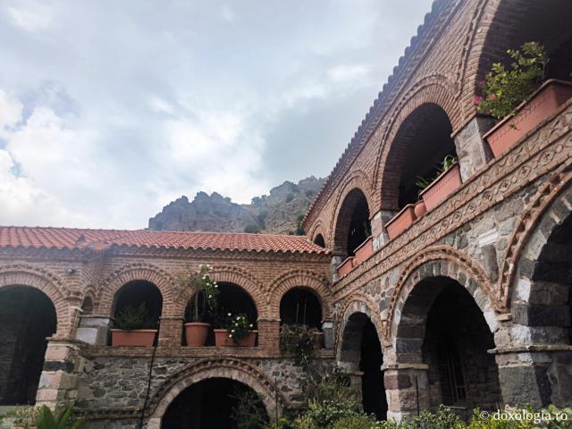 Pași de pelerin la Mănăstirea Pithariu din Lesvos