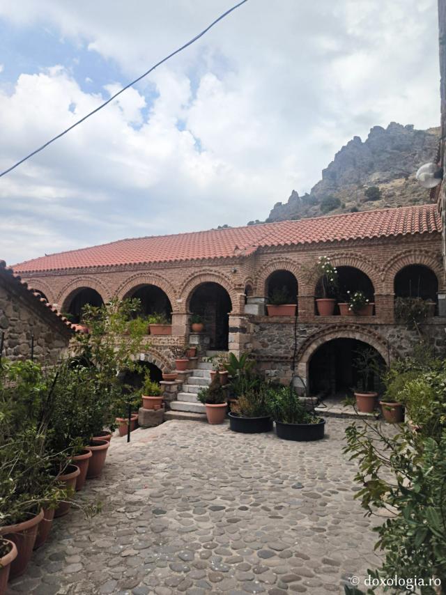 Pași de pelerin la Mănăstirea Pithariu din Lesvos