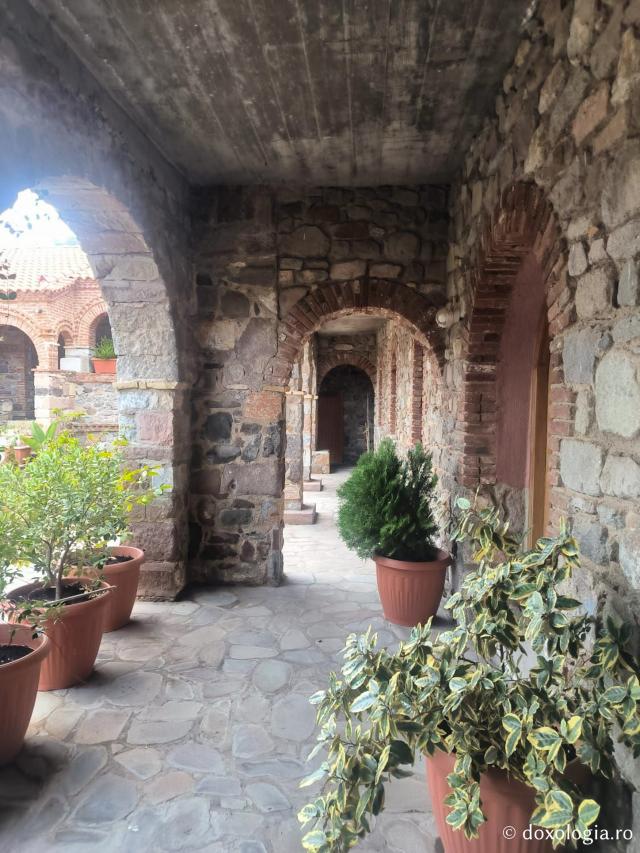 Pași de pelerin la Mănăstirea Pithariu din Lesvos