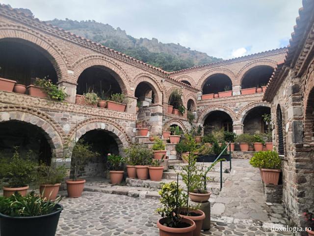 Pași de pelerin la Mănăstirea Pithariu din Lesvos