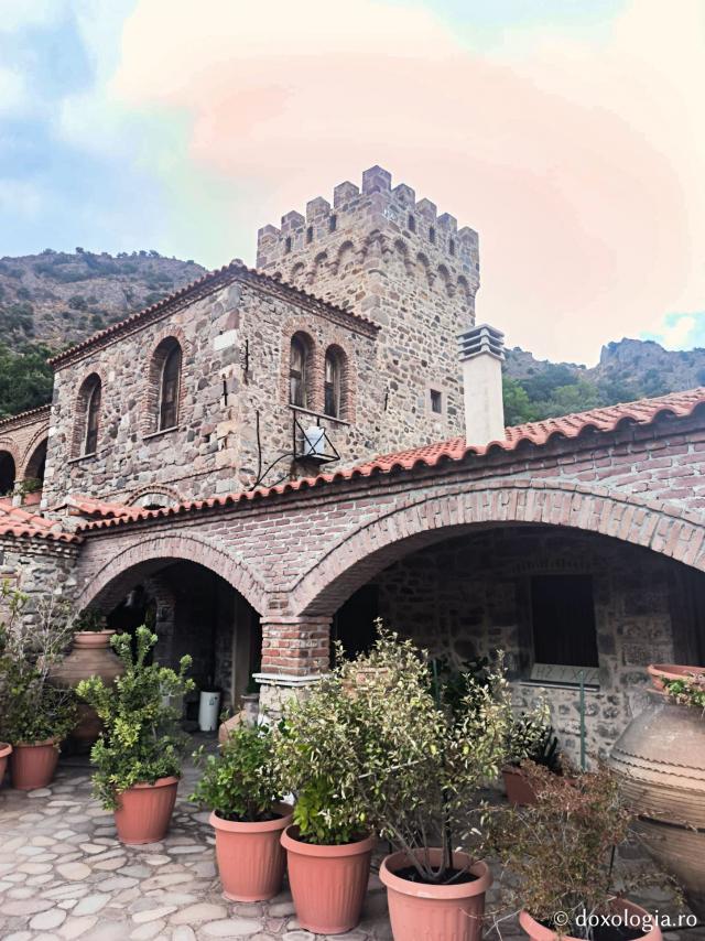 Pași de pelerin la Mănăstirea Pithariu din Lesvos