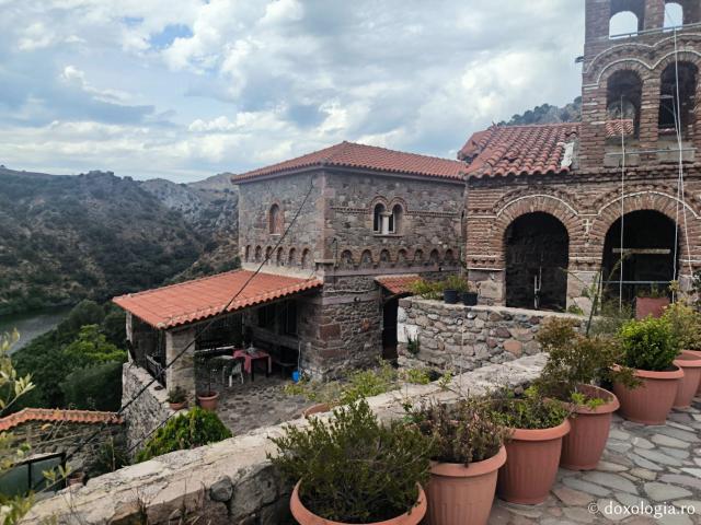 Pași de pelerin la Mănăstirea Pithariu din Lesvos