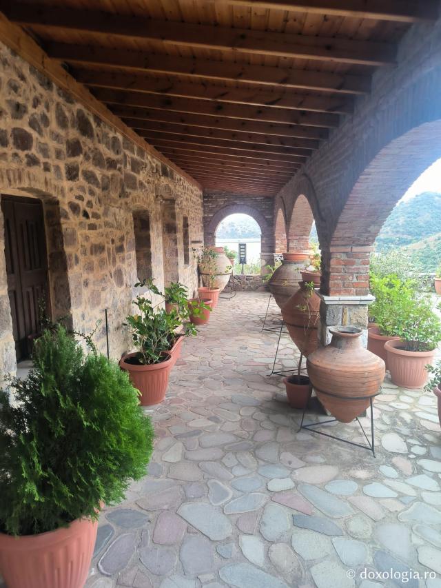 Pași de pelerin la Mănăstirea Pithariu din Lesvos
