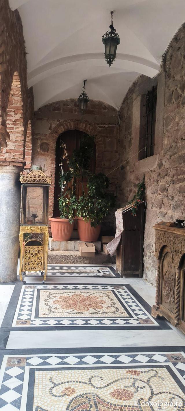 Pași de pelerin la Mănăstirea Pithariu din Lesvos
