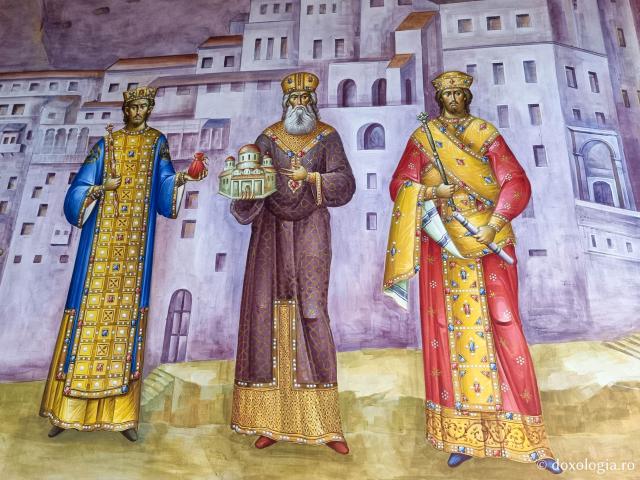 Împărații care au renovat mănăstirea după cruciați  - Minuni ale Icoanei Maicii Domnului de la Mega Spileo zugrăvite în interiorul mănăstirii