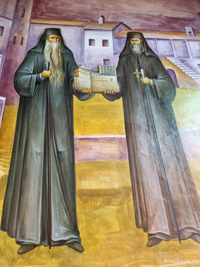 Cei care au renovat recent mănăstirea: Mitropolitul Ambrozie și Starețul Ieronim - Minuni ale Icoanei Maicii Domnului de la Mega Spileo zugrăvite în interiorul mănăstirii