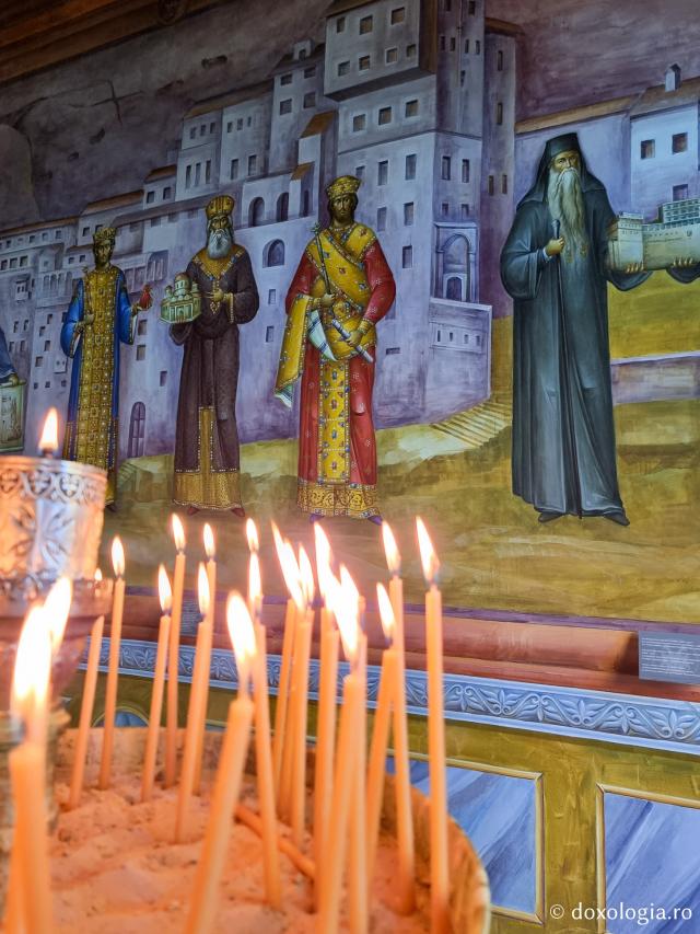 Minuni ale Icoanei Maicii Domnului de la Mega Spileo zugrăvite în interiorul mănăstirii