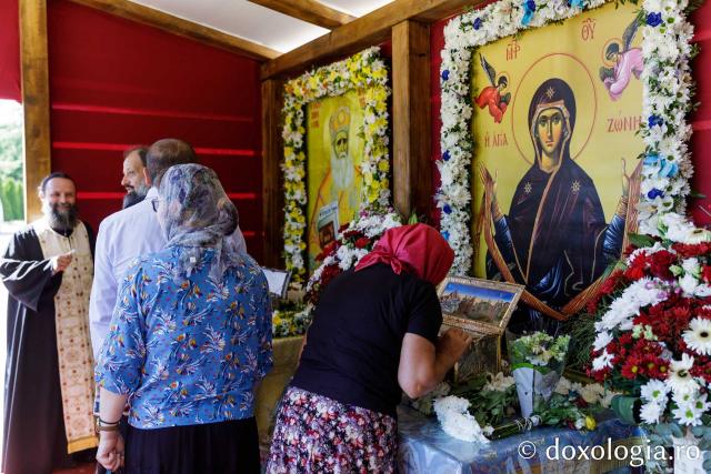 Brâul Maicii Domnului a poposit la Catedrala din Huși
