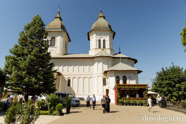 Brâul Maicii Domnului a poposit la Catedrala din Huși