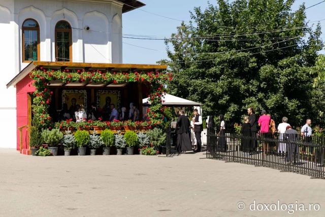Brâul Maicii Domnului a poposit la Catedrala din Huși
