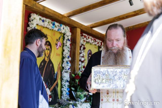Brâul Maicii Domnului a poposit la Catedrala din Huși