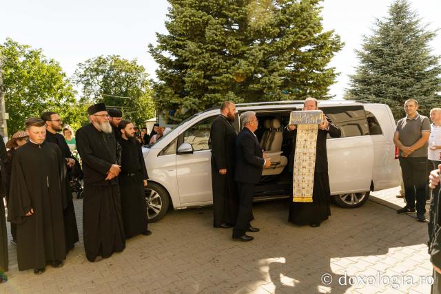 Brâul Maicii Domnului a poposit la Catedrala din Huși