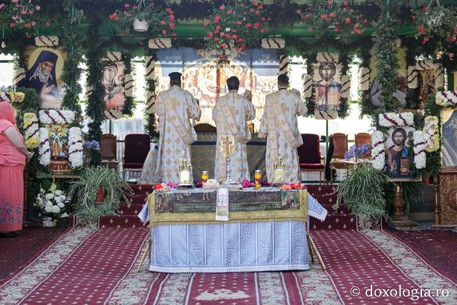 (Foto) Prohodul Maicii Domnului la Mănăstirea Văratec