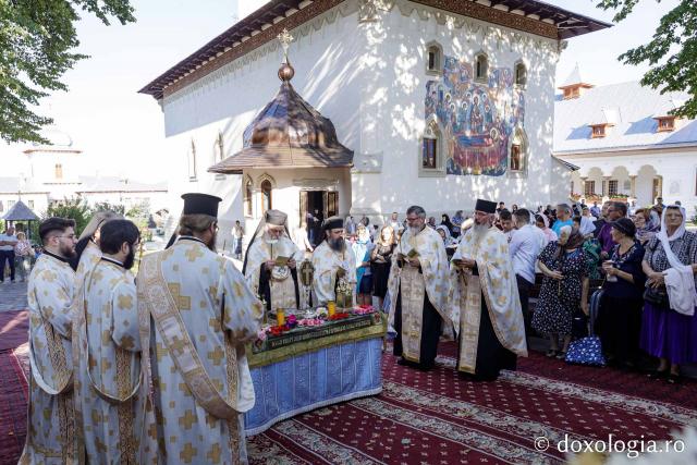 (Foto) Prohodul Maicii Domnului la Mănăstirea Văratec