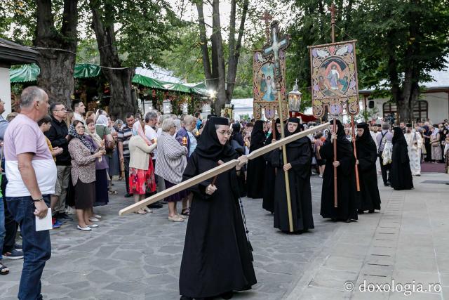 (Foto) Prohodul Maicii Domnului la Mănăstirea Văratec