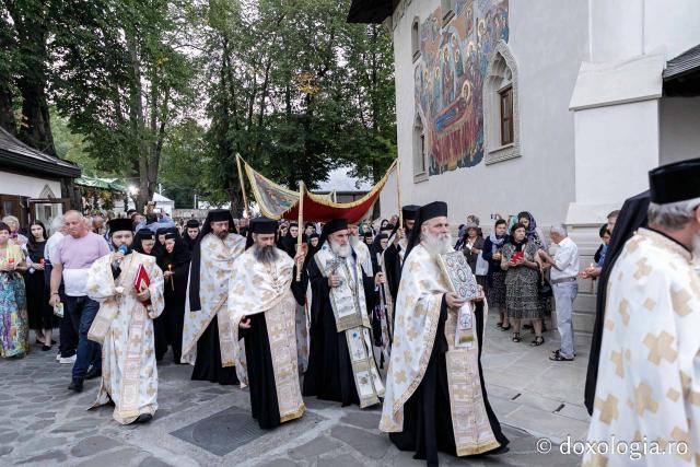 (Foto) Prohodul Maicii Domnului la Mănăstirea Văratec