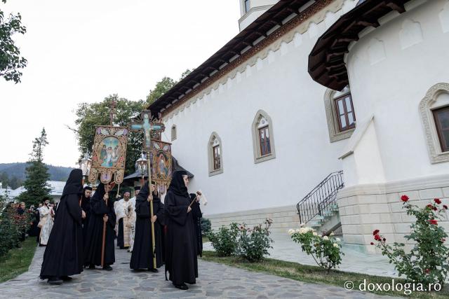 (Foto) Prohodul Maicii Domnului la Mănăstirea Văratec