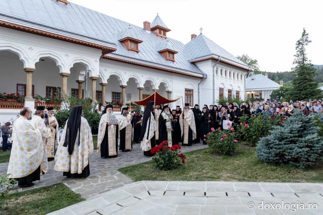 (Foto) Prohodul Maicii Domnului la Mănăstirea Văratec
