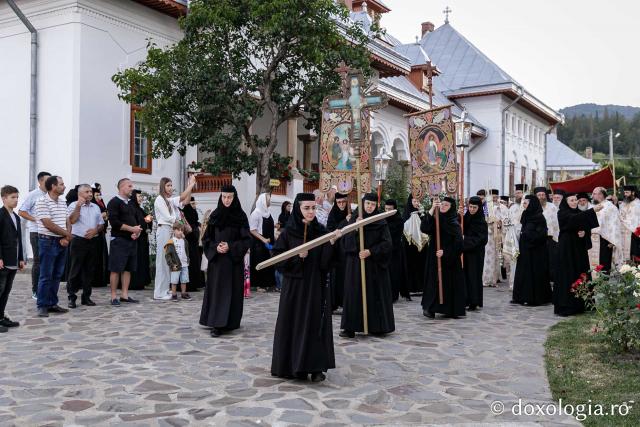 (Foto) Prohodul Maicii Domnului la Mănăstirea Văratec