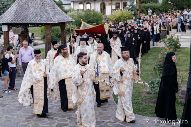 (Foto) Prohodul Maicii Domnului la Mănăstirea Văratec