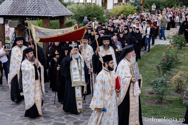 (Foto) Prohodul Maicii Domnului la Mănăstirea Văratec
