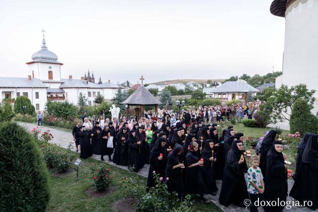 (Foto) Prohodul Maicii Domnului la Mănăstirea Văratec