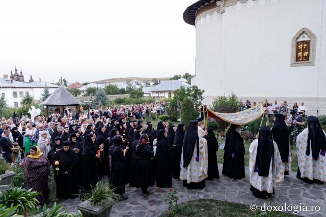 (Foto) Prohodul Maicii Domnului la Mănăstirea Văratec