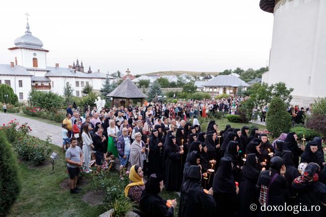 (Foto) Prohodul Maicii Domnului la Mănăstirea Văratec