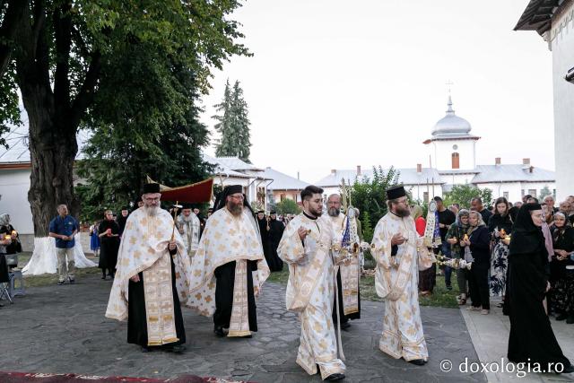 (Foto) Prohodul Maicii Domnului la Mănăstirea Văratec