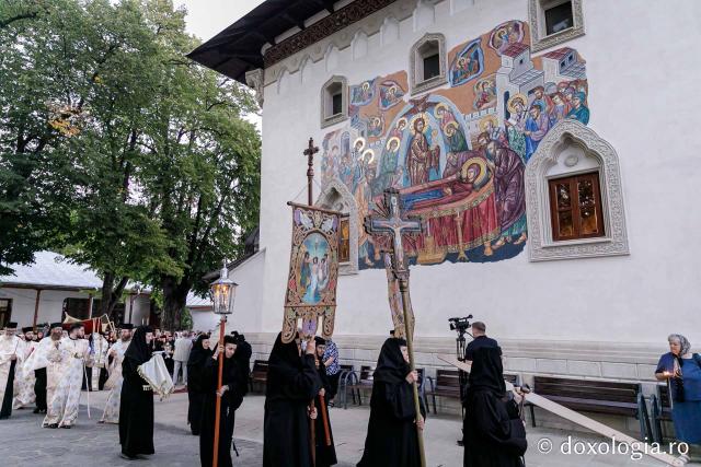 (Foto) Prohodul Maicii Domnului la Mănăstirea Văratec