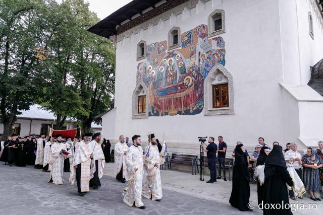 (Foto) Prohodul Maicii Domnului la Mănăstirea Văratec