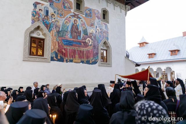 (Foto) Prohodul Maicii Domnului la Mănăstirea Văratec