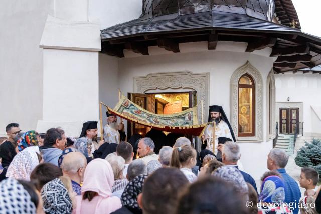 (Foto) Prohodul Maicii Domnului la Mănăstirea Văratec