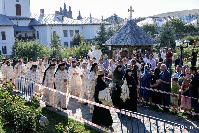 (Foto) Sub ocrotirea Maicii Domnului: Sobor de ierarhi și popor credincios la hramul Mănăstirii Văratec
