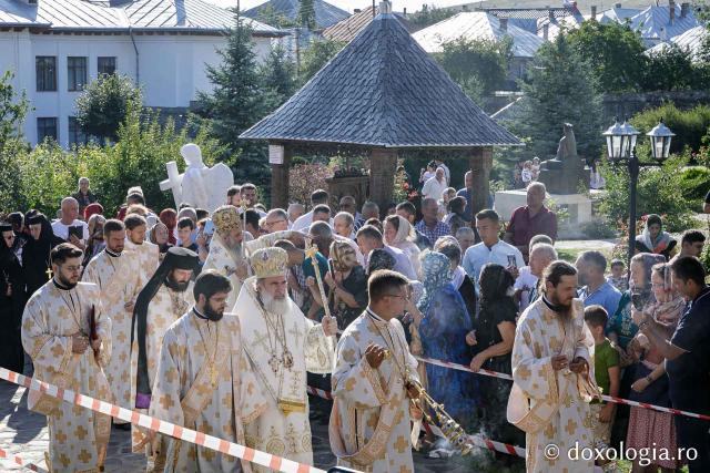 (Foto) Sub ocrotirea Maicii Domnului: Sobor de ierarhi și popor credincios la hramul Mănăstirii Văratec
